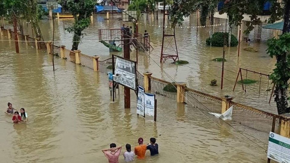 flooded-road-in-Jipapad-town-Eastern-Samar-province-01162023-768x512-1.jpg