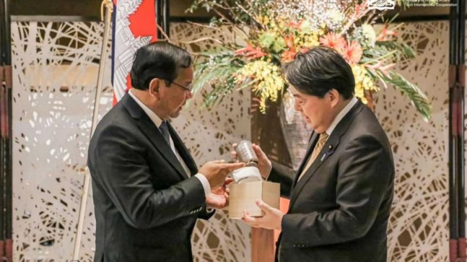 foreign_minister_prak_sokhonn_left_looks_over_a_souvenir_along_with_his_japanese_counterpart_yoshimasa_hayashi_on_january_24._mfaic.jpg