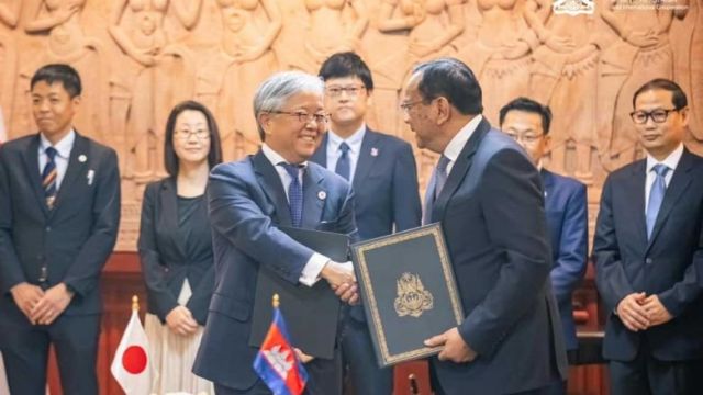 foreign_minister_prak_sokhonn_right_shakes_hands_with_japanese_ambassador_atsushi_ueno_at_the_loan_signing_on_april_10._mfaic.jpg