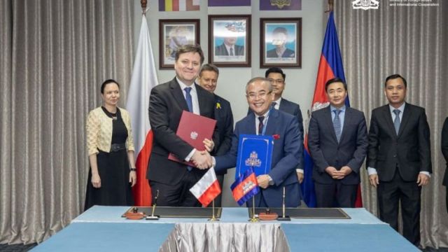 foreign_ministry_secretary_of_state_chem_widhya_right_shakes_hands_with_polish_deputy_foreign_minister_wojciech_gerwel_at_the_signing_ceremony_in_phnom_penh_on_may_25._mfaic.jpg