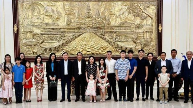 former_thai_prime_ministers_thaksin_shinawatra_and_his_sister_yingluck_pose_for_a_photo_with_prime_minister_hun_sen_and_his_extended_family_during_his_72nd_birthday_celebrations._spm.jpg