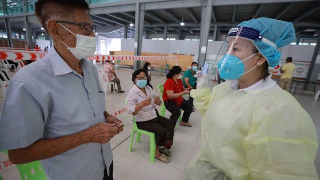 fourth_dose_booster_shots_of_the_pfizer_vaccines_being_administered_at_ocic_market_in_chroy_changvar_district_on_january_16._hong_menea.jpg