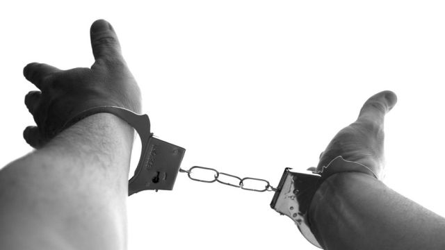 handcuffs-921290_1280.jpg