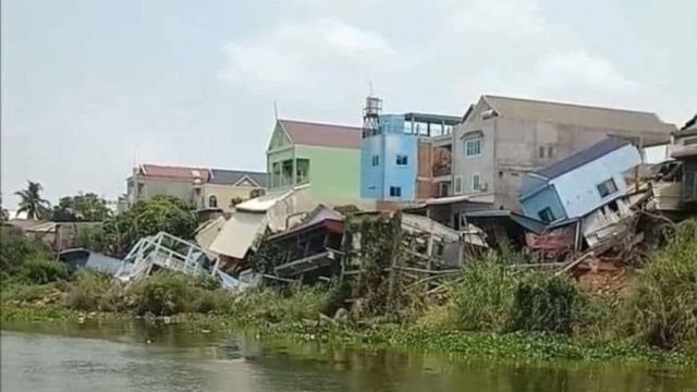 house-collapsed-into-the-river-at-saang-district-in-kandal-province-on-24.-supplied.jpg