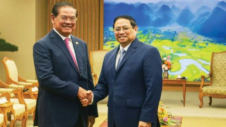 interior_minister_sar_kheng_shakes_hands_with_vietnamese_prime_minister_pham_minh_chinh_on_march_4_during_his_three-day_visit_to_vietnam._sar_kheng_via_fb.jpg