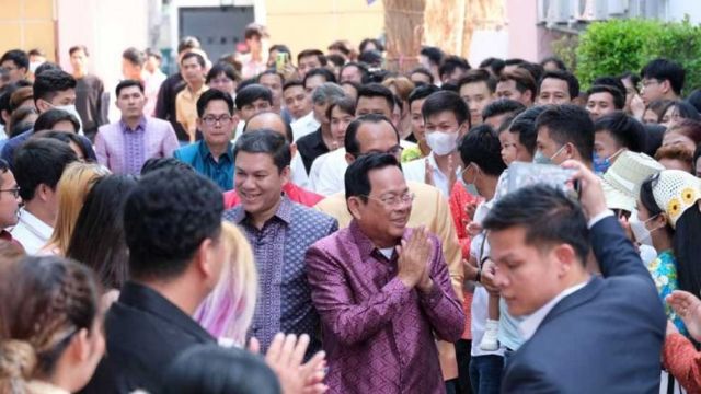 labour_minister_ith_samheng_met_with_migrant_workers_in_thailand_in_april._mlvt.jpg