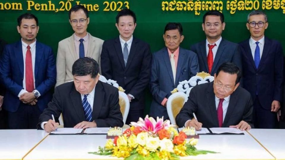 labour_minister_ith_samheng_right_and_tan_wee_pin_sign_the_vocational_traning_mou_on_june_20._mlvt.jpg
