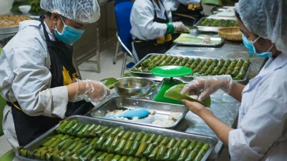 neal_khmer_cake_staff_tend_to_their_work_in_their_hygenic_phnom_penh_facility._supplied.jpg