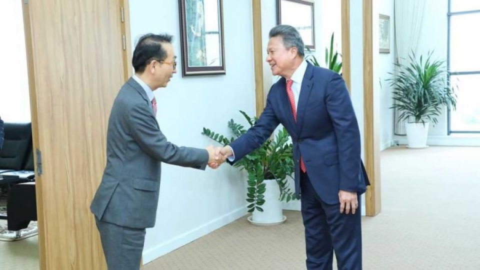 new_south_korean_ambassador_park_jung-wook_left_shakes_hands_with_transport_minister_sun_chanthol_on_may_31._mpwt.jpg