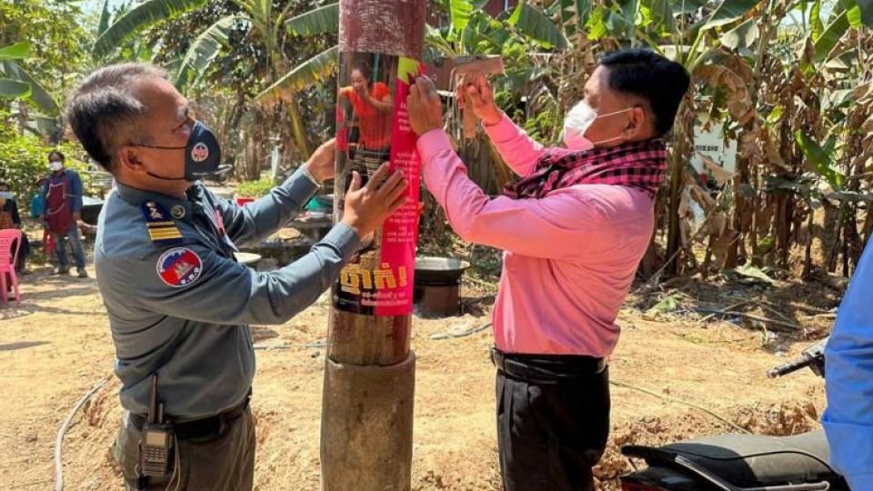 officials-posted-banner-calling-local-people-to-help-prevent-a-spread-of-h5n1-in-sithor-kandal-district-prey-veng-province-on-february-23.-or-vandine.jpg