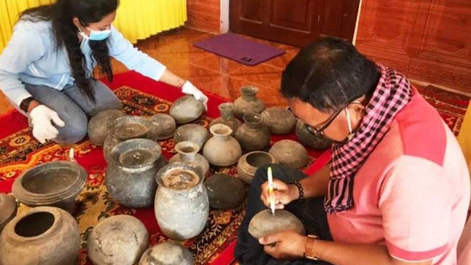 officials_collects_data_and_registers_artifacts_at_chey_udom_chongkal_pagoda_in_oddar_meanchey_province._culture_ministry.jpg