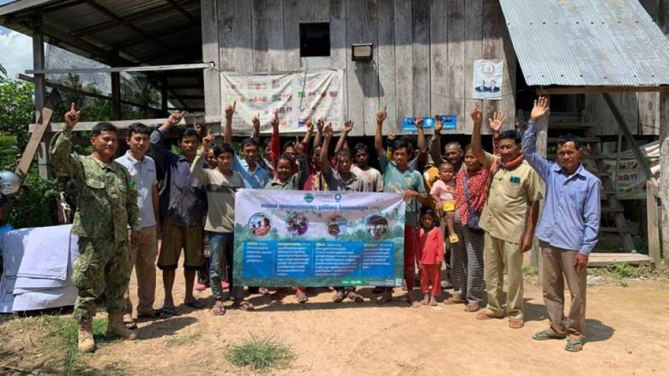 officials_from_conservation_international_paid_a_visit_to_the_central_cardamom_redd_project_villages_in_veal_veng_and_kra_vanh_districts_pursat_province._ci_cambodia.jpg