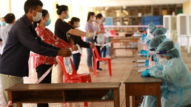 olympic-markets-vendors-get-covid-19-test-in-tuol-svay-prey-high-school-at-boeung-keng-kang-district-in-2021.-hong-menea.jpg