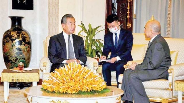 on_his_last_day_in_phnom_penh_wang_yi_was_also_granted_a_courtesy_call_to_king_norodom_sihamoni_at_the_royal_palace_on_august_13._akp.jpg