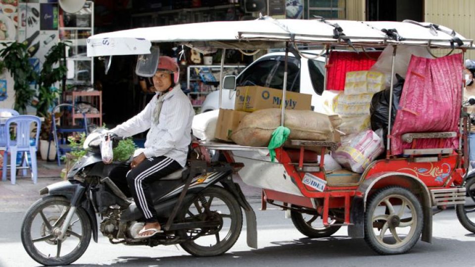 p7-s1-a-man-drive-tuk-tuk-on-sok-hok-street-in-prampie-makara-district-ontele-061-223-702-on-08-06-2022-1.jpeg