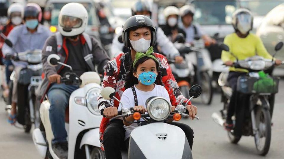 people_commute_some_with_masks_and_some_without_on_street_27_in_the_capitals_meanchey_district_on_monday._hong_menea_0.jpg