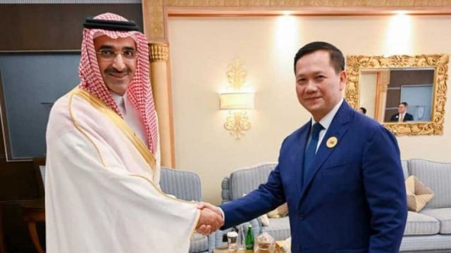 prime_minister_hun_manet_right_shakes_hands_with_sultan_abdulrahman_al-marshad_ceo_of_the_saudi_foundation_for_development._stpm.jpg