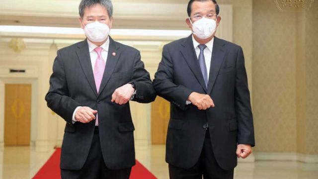 prime_minister_hun_sen_and_asean_secretary-general_lim_jock_hoi_at_the_peace_palace_in_phnom_penh_on_monday._spm.jpg