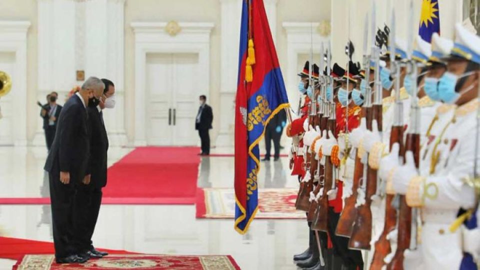 prime_minister_hun_sen_and_his_malaysian_counterpart_ismail_sabri_yaakob_bow_before_an_honour_guard_at_the_peace_palace_in_phnom_penh_on_thursday._spm.jpg