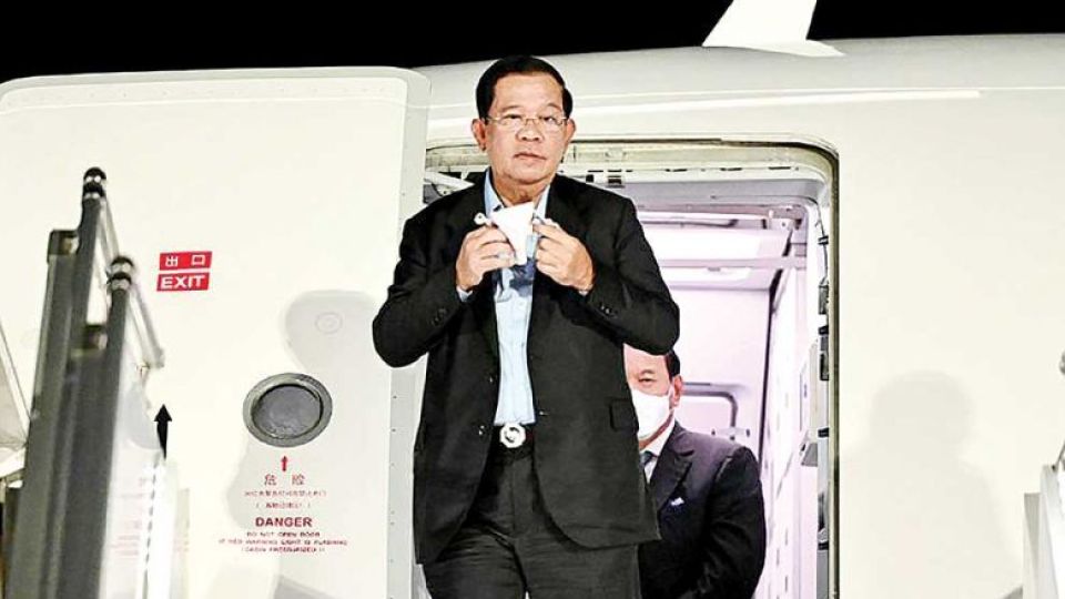 prime_minister_hun_sen_arrives_at_phnom_penh_international_airport_on_the_evening_of_november_15._kap.jpg