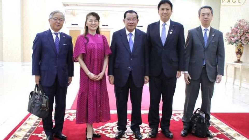 prime_minister_hun_sen_centre_poses_for_a_photo_with_a_japanese_delegation_led_by_state_minister_for_foreign_affairs_shunsuke_takei_on_february_23._spm.jpg