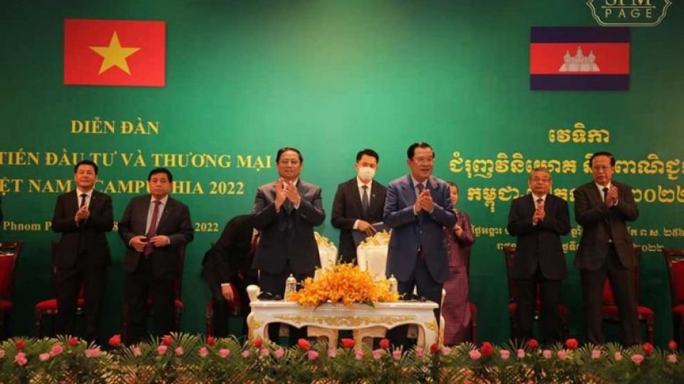 prime_minister_hun_sen_front_right_and_his_vietnamese_counterpart_pham_minh_chinh_at_the_cambodia-vietnam_investment_forum_held_in_phnom_penh_in_november_2022._spm.jpg