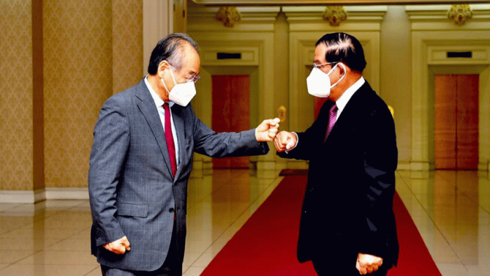 prime_minister_hun_sen_greets_jca_president_takahashi_fumiaki_at_the_pease_palace_on_tuesday._spm.png