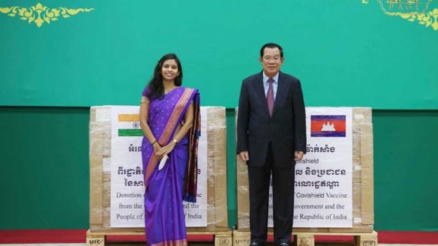 prime_minister_hun_sen_poses_with_indiab_ambassador_to_cambodia_devyani_khobragade_at_the_peace_palace_in_phnom_penh_on_tuesday._spm.jpg