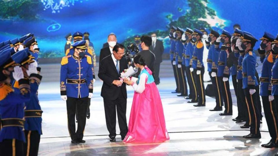 prime_minister_hun_sen_receives_a_bouquet_of_flowers_at_the_2022_world_summit_for_peace_on_the_korean_peninsula_on_sunday_in_seoul_south_korea._spm.jpg