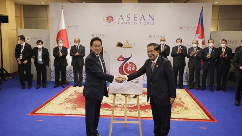 prime_minister_hun_sen_right_and_hisjapanese_counterpart_fumio_kishida_at_the_ceremony._spm.jpg