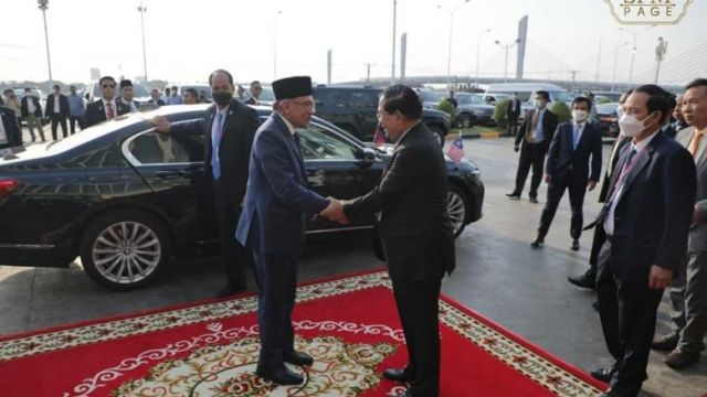 prime_minister_hun_sen_right_greets_his_malaysian_counterpart_anwar_ibrahim_at_the_ramadan_event_in_phnom_penh_on_march_27._spm.jpg