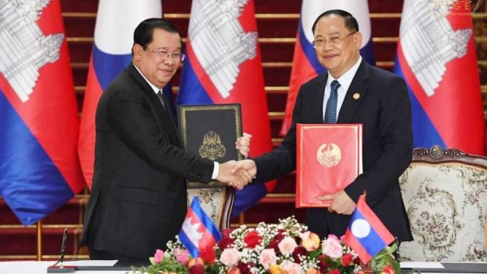 prime_minister_hun_sen_shakes_hands_with_his_lao_counterpart_sonexay_siphandone._spm.jpg