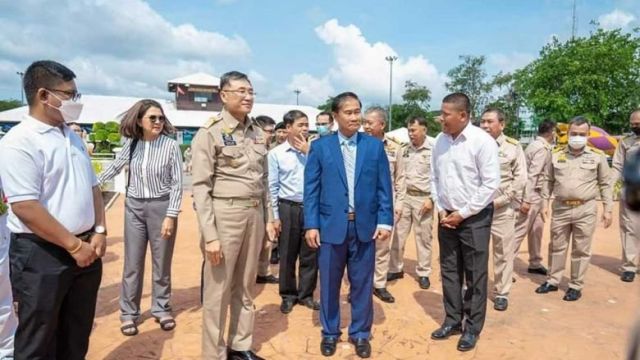pursat_governor_khoy_rida_in_blue_suit_and_his_thai_counterpart_on_his_right_during_an_inspection_of_the_border_area._pursat_administration.jpg