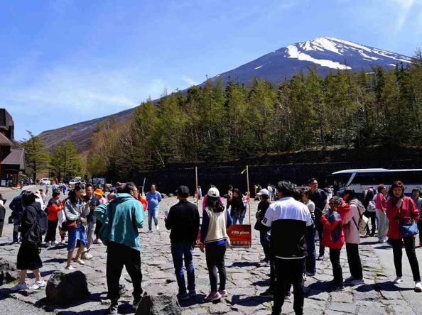 Mt. Fuji prefectures differ in approach to overtourism