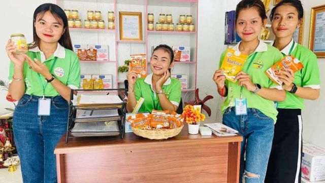 staff_members_pose_with_locally_produced_veha_juice_products._supplied.jpg