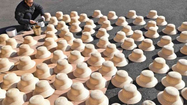 straw-hats.jpg