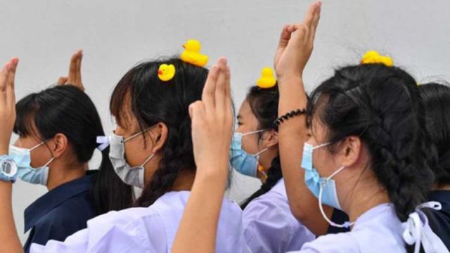 thai_students_with_symbolic_rubber_ducks_in_their_hair_give_the_three_fingered_salute_as_part_of_the_pro-democracy_bad_student_protests_outside_the_education_ministry_in_bangkok_in_december_2020._afp.jpg