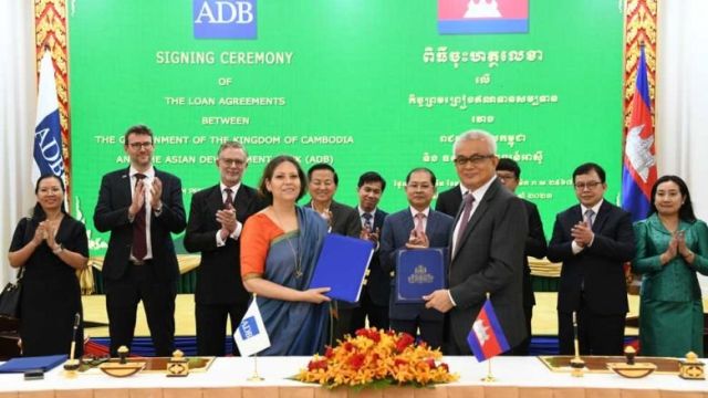 the_agreement_was_signed_by_finance_minister_aun_pornmoniroth_right_and_adb_country_director_jyotsana_varma_on_september_26._adb.jpg