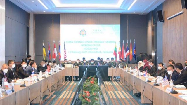 the_asean_defence_senior_officials_meeting_working_group_adsom_wg_at_the_meeting_in_phnom_penh_on_monday._national_defence_ministry.jpg