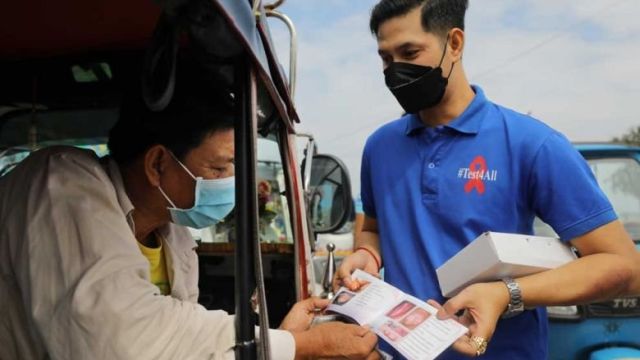 the_mens_health_cambodia_ngo_hand_hivaids_leaflets_and_condoms_out_along_the_riverside_in_the_capitals_daun_penh_district_in_2021._hong_menea.jpg