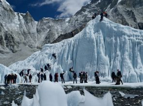 Everest gridlock fears return as erratic weather narrows climbing window