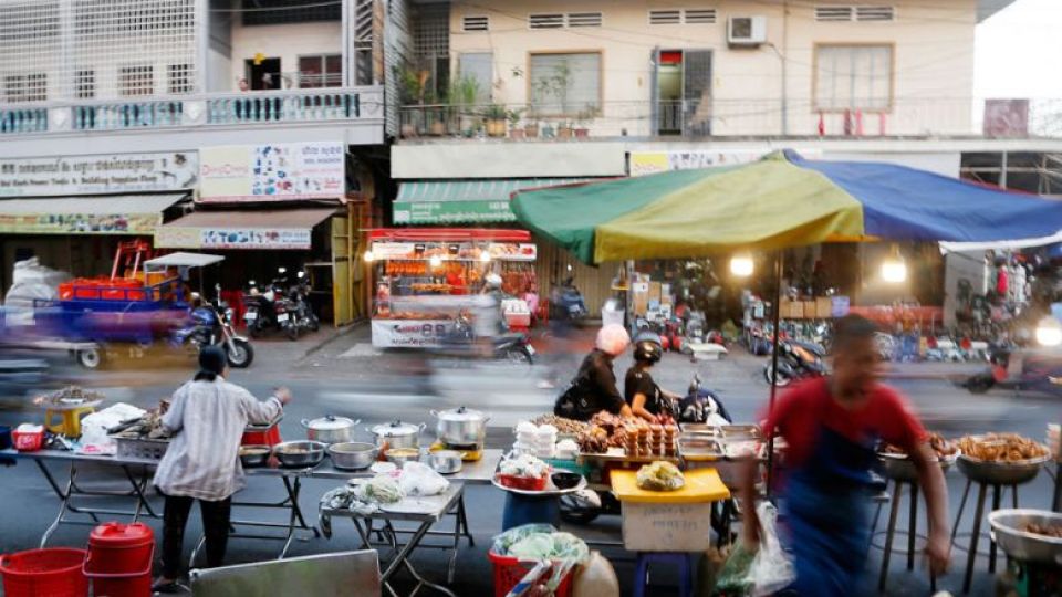 topic-14-food-vendors-on-the-street-in-phnom-penh-on-30-01-2022-heng-chivoan-1.jpg