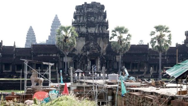 topic-14-worker-are-prepairng-the-western-bridge-of-angkor-wat-on-04-12-2022by-heng-chivoan-1.jpg