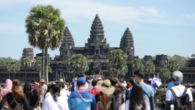 topic-16-tourists-visit-angkor-wat-on-jan-2022-by-hong-menea-2.jpg