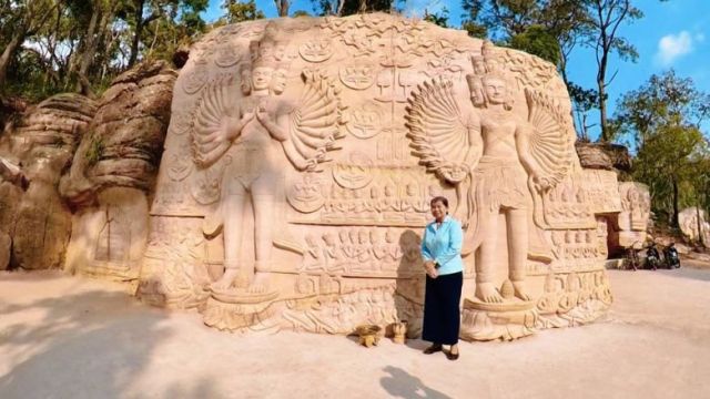 topic-19-diputy-prime-minister-men-sam-an-inspected-carving-buddha-statue-on-kirirom-rock-onsite-18-10-2023-by-supplied-3.jpg