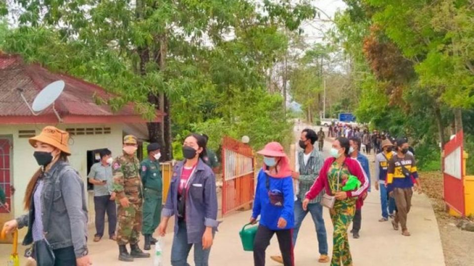topic-19-workers-return-from-thailand-in-battambang-on-feb-21-2022.-battambang-police_0.jpg