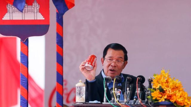 topic-20-pm-hun-sen-holding-a-coca-cola-can-during-launching-coca-cola-factory-since-09-12-2016-by-supplied-2.jpeg