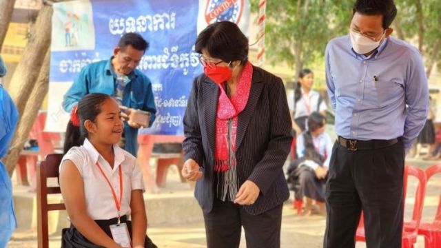 topic-20.-dr.-or-vandine-inspected-covid-19-vaccination-for-students-in-kampong-thom-and-siem-reap-provinces-on-feb-24-2023-by-supplied-3.jpg
