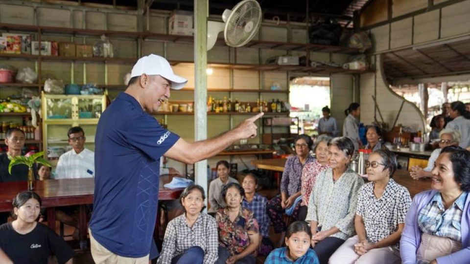 topic-21.-kem-veasna-meet-supporter-at-his-farm-in-siem-reap-on-oct-12-2022-by-kem-veasna-page-1.jpg