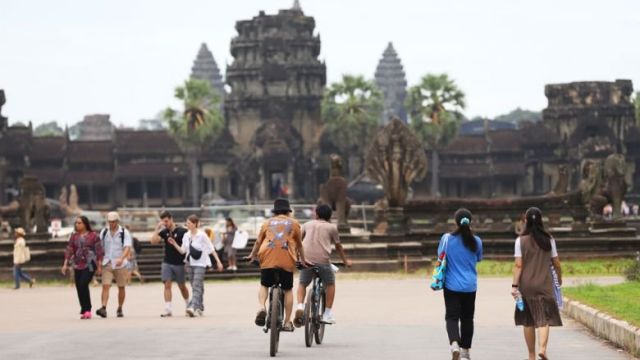 topic-6.-national-and-international-tourists-walk-in-front-of-angkor-wat-in-july-2023.-by-hong-menea-1.jpg